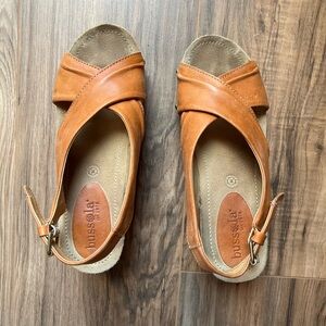 Bussola Caramel Leather Cross-Strap Sandals